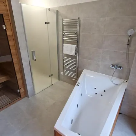 Abakus With Jacuzzi & Sauna شقة